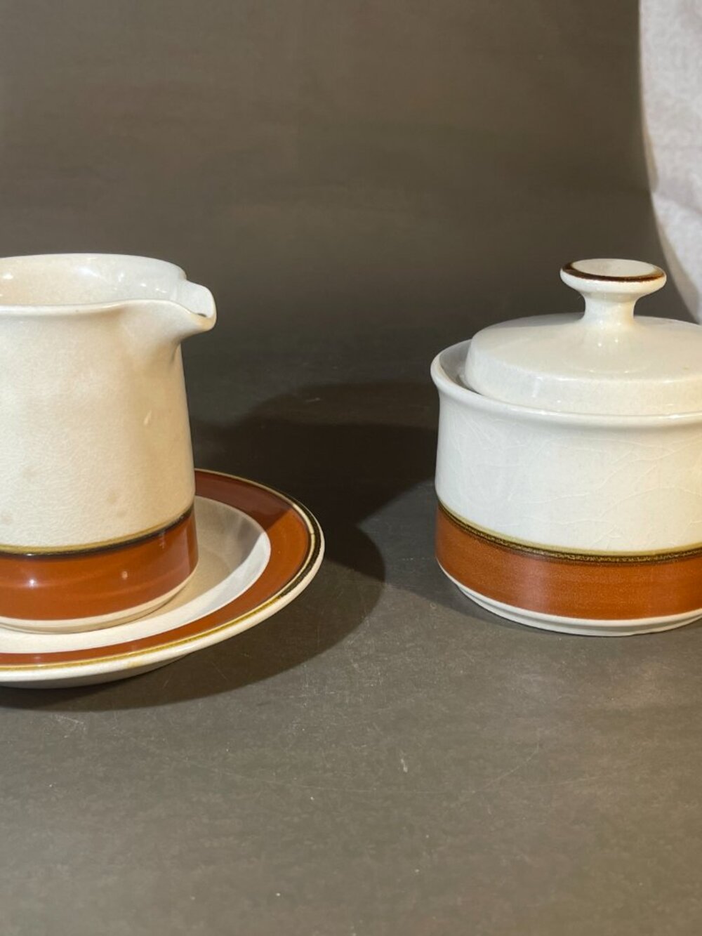 Bandolero Sienna Sugar Bowl w/ Lid Creamer and 2 Saucers (inv#1981)